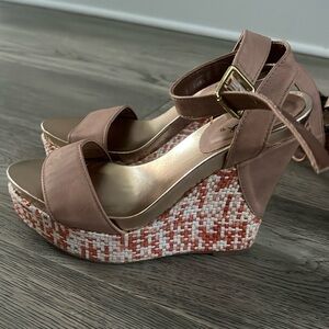 Tan, gold, white and orange women’s size 7.5 heels